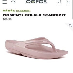 Made with patented OOfoam™, this sandal features a streamlined footbed